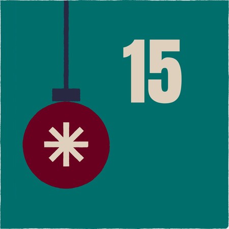 Zahl  "Fünfzehn" mit einer Weihnachtskugel auf grünem Grund