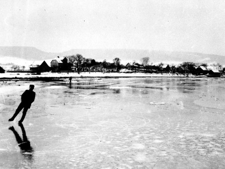 Schlittschuhläufer auf einer Eisbahn