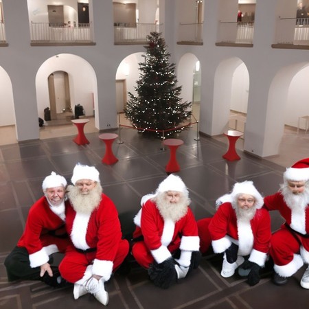 Weihnachtsmänner mit KI erzeugt, die im Innenhof des Landeshauses hocken
